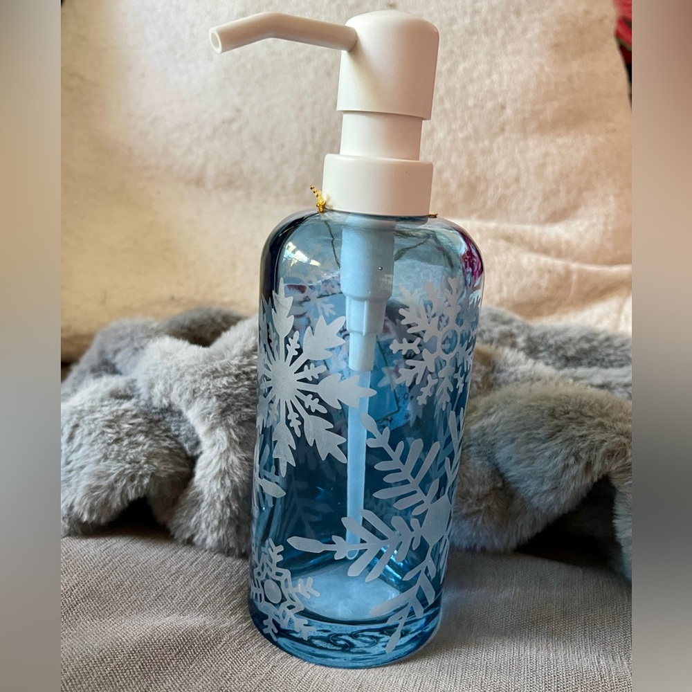 Winter Christmas Etched Snowflake ❄️ Blue Glass Soap & Lotion Dispenser NWT